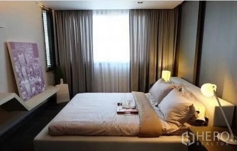 联排别墅 出租在Watthana, Bangkok - 温馨卧室，柔和灯光、窗帘与壁挂置物台
