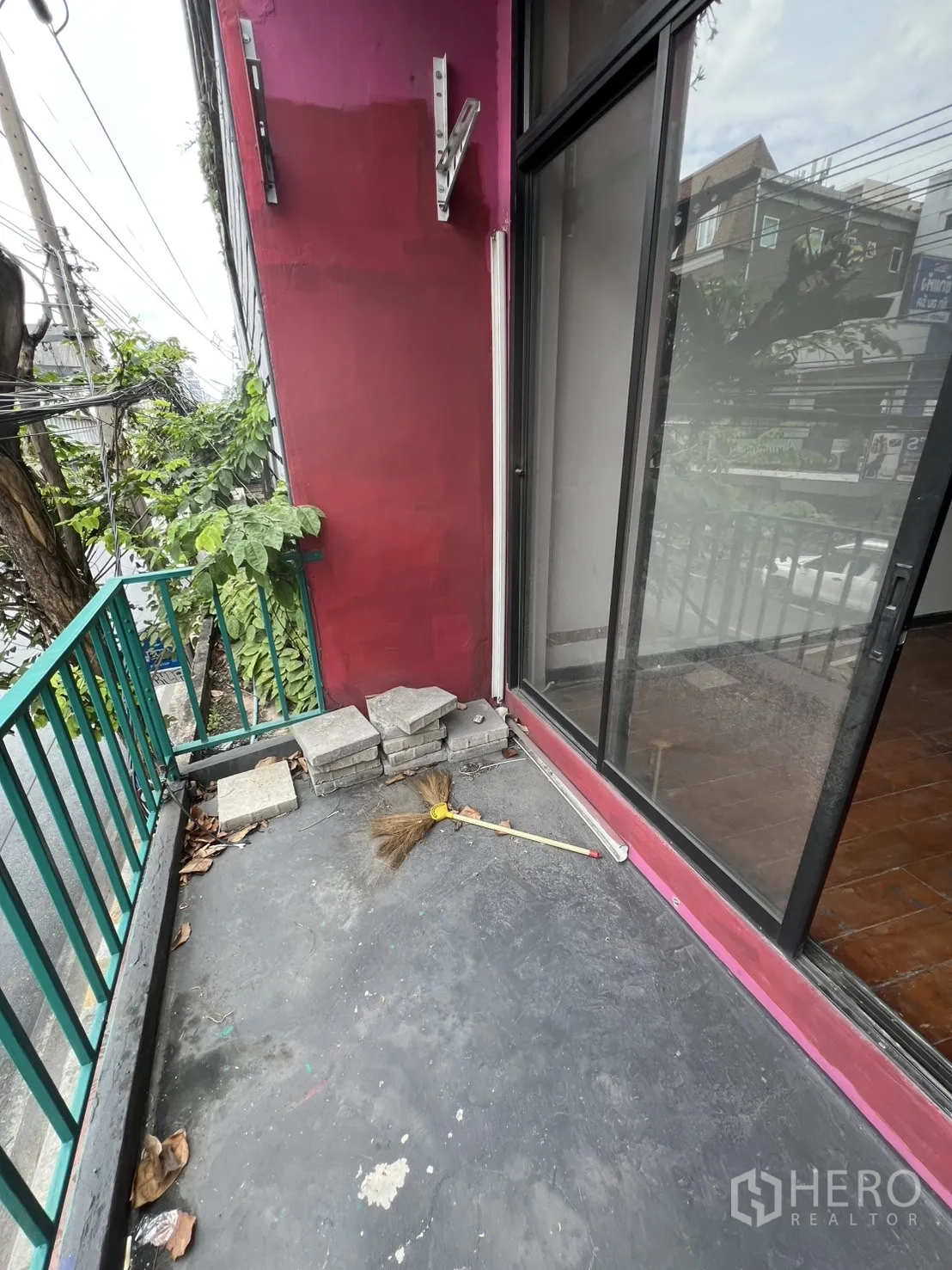 Shophouse for rent in Watthana, Bangkok - Small front balcony with green railing overlooking Ekkamai street.