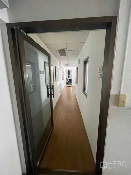 店屋 出租在Phaya Thai, Bangkok - 室内走廊，玻璃门与木地板，连接各办公间。
