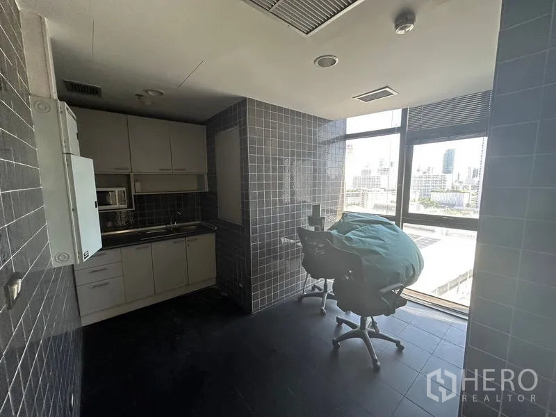 สำนักงาน ให้เช่า - ห้องแพนทรีปูกระเบื้อง มองเห็นเมืองผ่านหน้าต่าง พร้อมพื้นที่เก็บของ