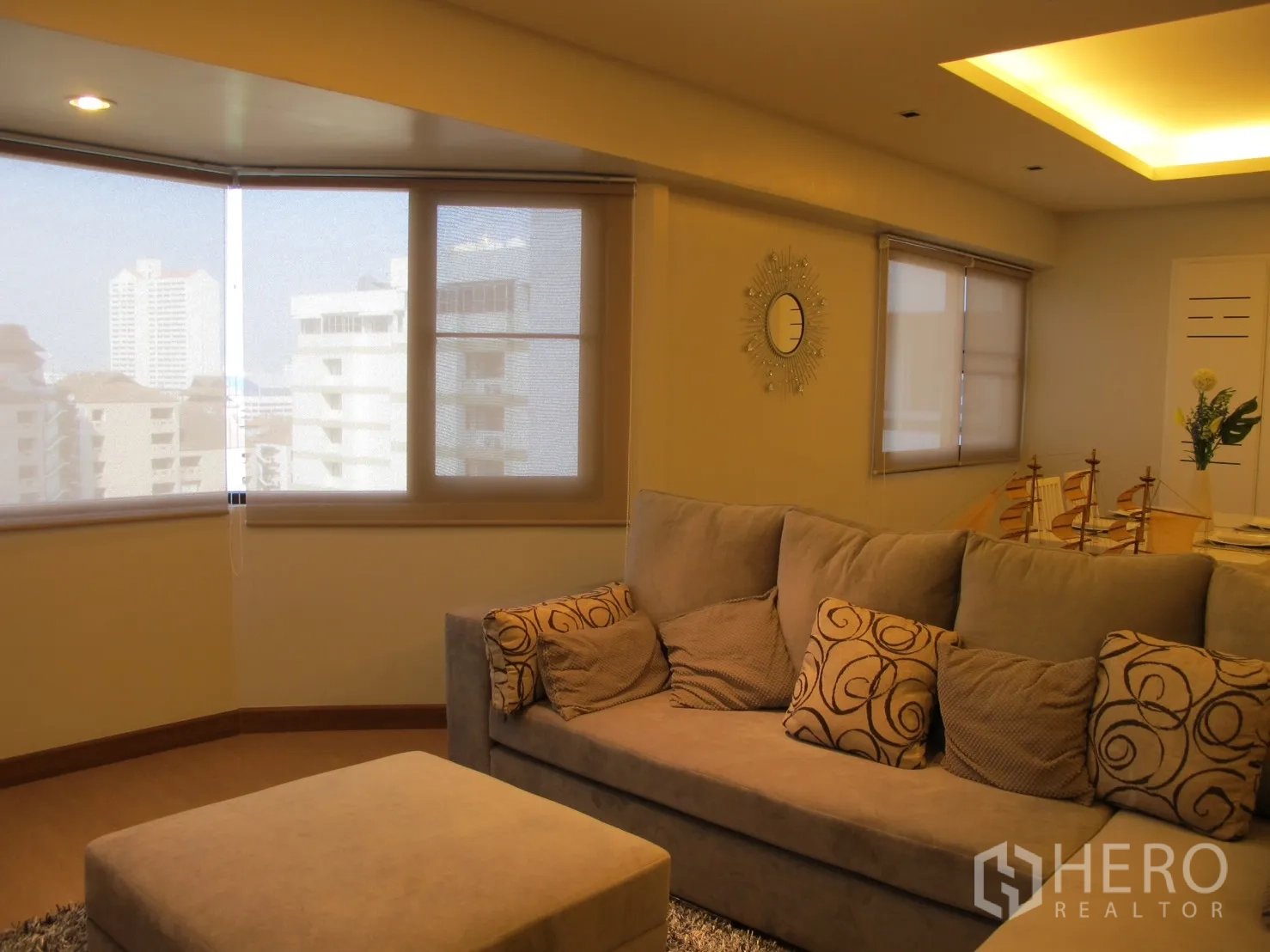 คอนโด ให้เช่าในWatthana, Bangkok - ห้องนั่งเล่นสว่าง โซฟาตัวแอลพร้อมสตูล และหน้าต่างมุมเห็นวิวเมือง