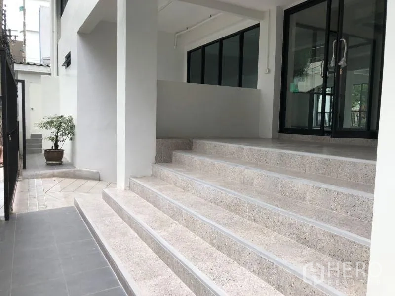 Office Space for rent in Bang Rak, Bangkok - Main entrance steps leading up to double-glazed glass doors.