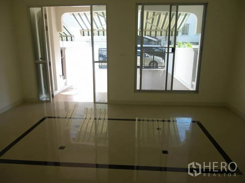 带办公室的家 出租或出售在Suan Luang, Bangkok - 一层空间铺亮面瓷砖，推拉门通向前庭露台。