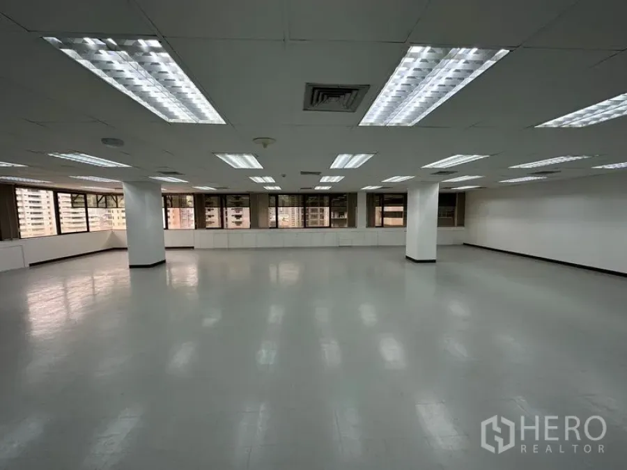 办公空间 出租在Watthana, Bangkok - 宽敞办公空间，整面窗户与天际线视野，嵌入式照明与中央空调出风口。