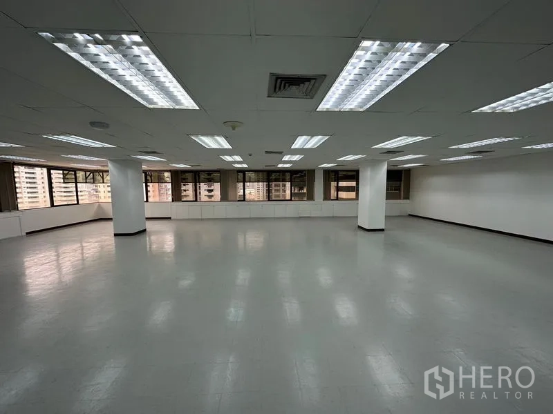 办公空间 出租在Watthana, Bangkok - 宽敞办公空间，整面窗户与天际线视野，嵌入式照明与中央空调出风口。