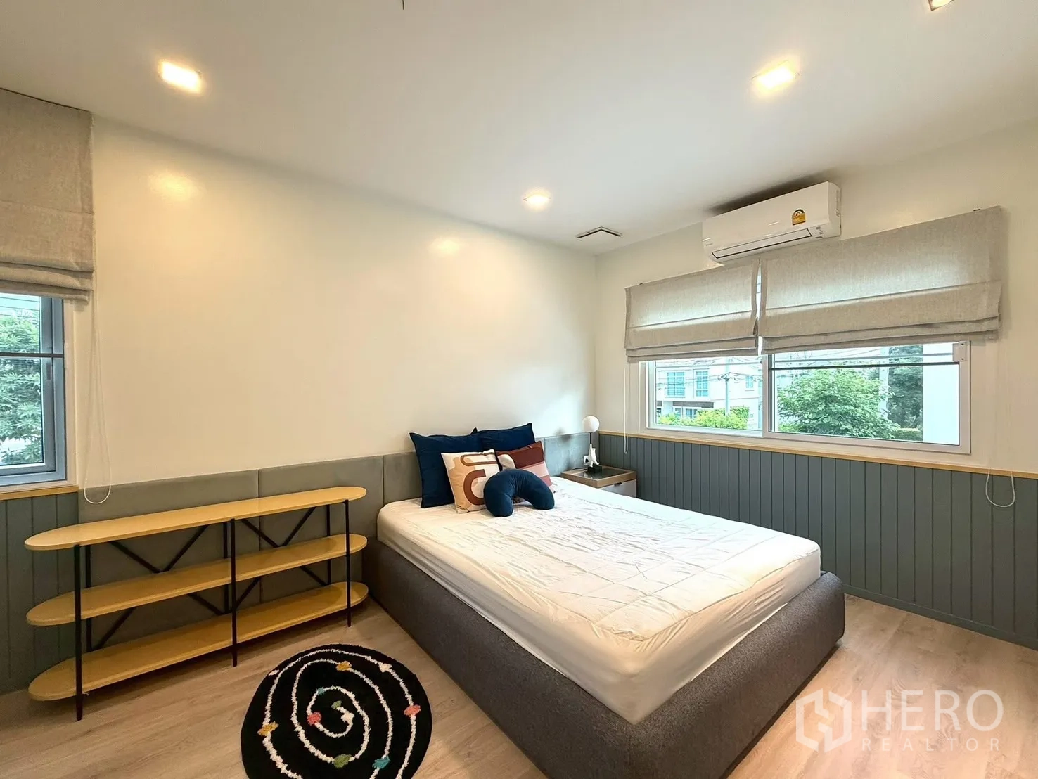 บ้าน ให้เช่าในBang Phli, Samut Prakan - อีกมุมของห้องนอนเด็ก หน้าต่างกว้างและเตียงแพลตฟอร์ม
