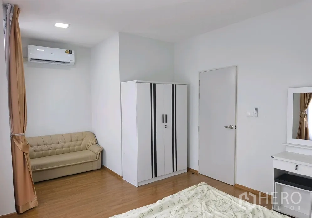 联排别墅 for rent in Bang Phli, Samut Prakan - 宽敞卧室，含沙发、衣柜、空调与梳妆台。