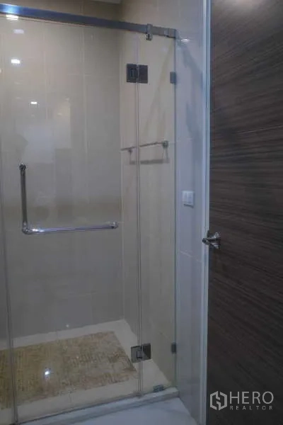 คอนโด ขายในRatchathewi, Bangkok - ห้องอาบน้ำบานกระจกใส พื้นกระเบื้อง พร้อมอุปกรณ์โครมเมียม