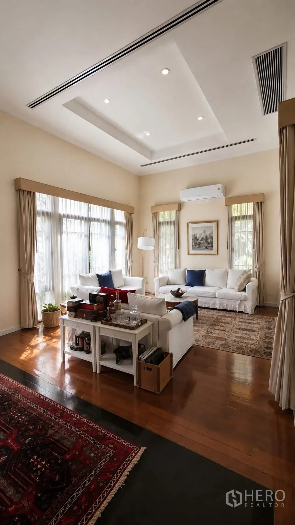 独栋房屋 for rent in Watthana, Bangkok - 客厅挑高设计，白色沙发与大窗帘。