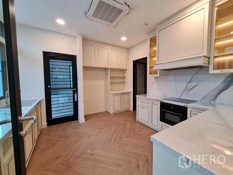 บ้าน ให้เช่าหรือขายในSaphan Sung, Bangkok - ครัวสไตล์คลาสสิก ตู้บิลท์อินโทนอ่อน ผนังลายหินอ่อน และพื้นลายก้างปลา