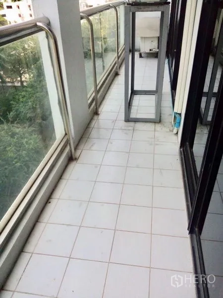 คอนโด ขายในWatthana, Bangkok - ระเบียงยาว ราวกระจก มองเห็นวิวต้นไม้และเมือง