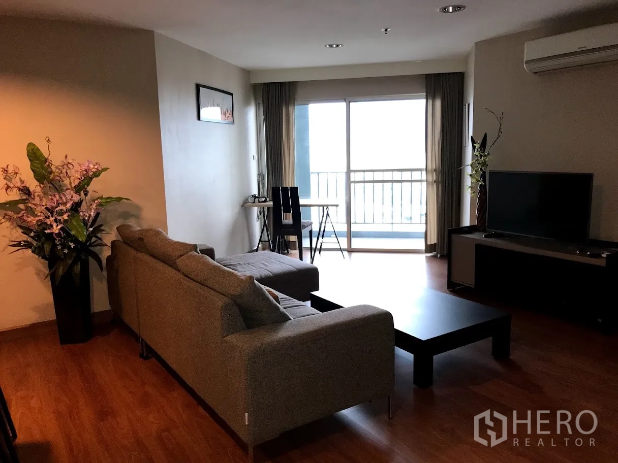 คอนโด ให้เช่าในHuai Khwang, Bangkok - ห้องนั่งเล่นมีโซฟา ชั้นวางทีวี และทางออกสู่ระเบียงรับแสงธรรมชาติ