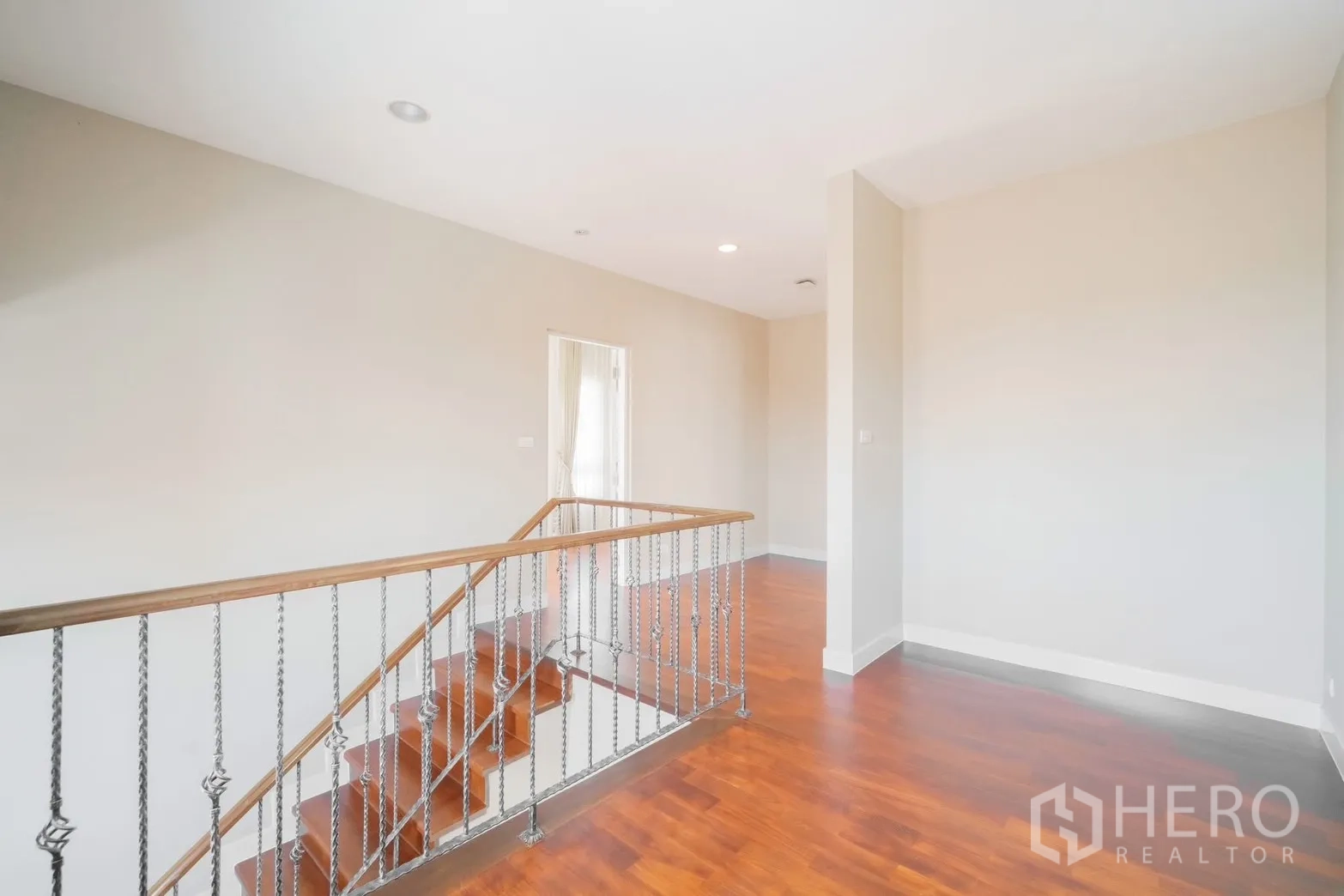 独栋房屋 for rent or sale in Saphan Sung, Bangkok - 楼梯平台，木质楼梯与金属扶手。