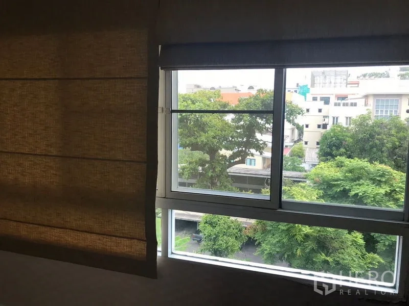 คอนโด ขายในWatthana, Bangkok - วิวหน้าต่างเห็นต้นไม้และอาคารโลว์ไรส์ย่านทองหล่อ