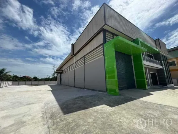 โรงงาน ขายในSamut Sakhon - ช่องโหลดสินค้ากรอบสีเขียว พร้อมประตูม้วนขนาดใหญ่และลานกว้าง