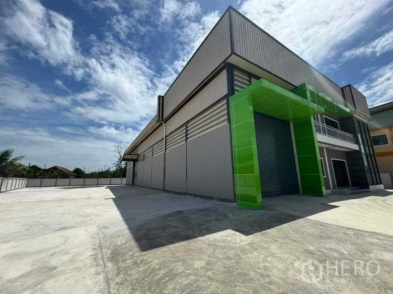 โรงงาน ขายในSamut Sakhon - ช่องโหลดสินค้ากรอบสีเขียว พร้อมประตูม้วนขนาดใหญ่และลานกว้าง