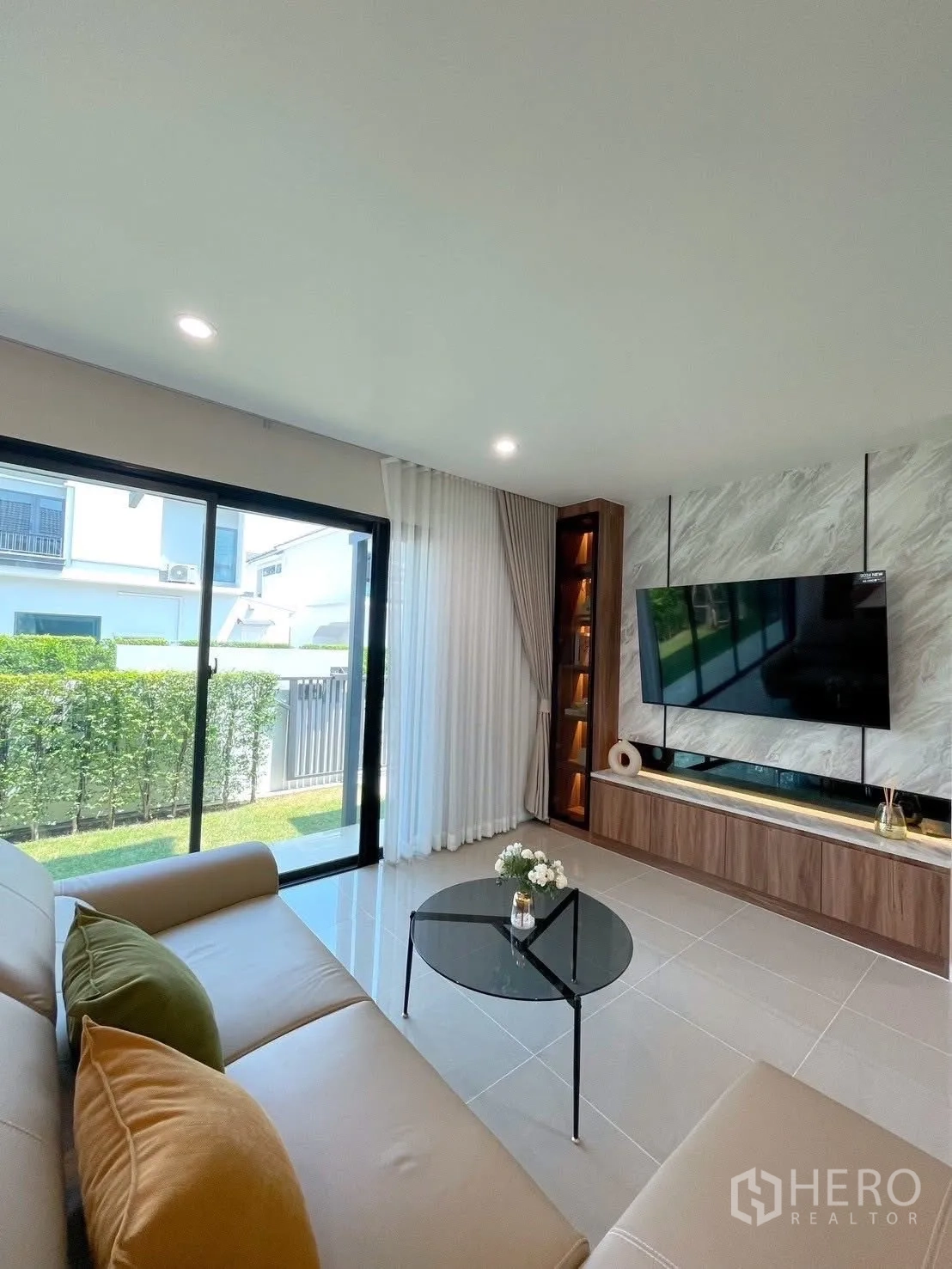 บ้านเดี่ยว for rent in Bang Phli, Samut Prakan - โถงรับแขกและทานอาหารแบบโอเพ่นแพลน โคมไฟดีไซน์ หน้าต่างสูง และพื้นกระเบื้องเงา