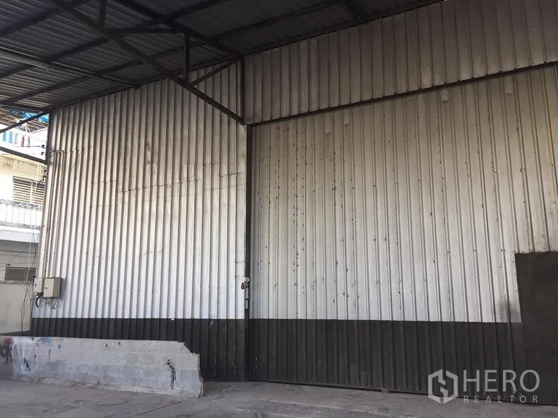 货栈 出租在Lat Krabang, Bangkok - 仓库金属波纹板外墙与加大的推拉门特写