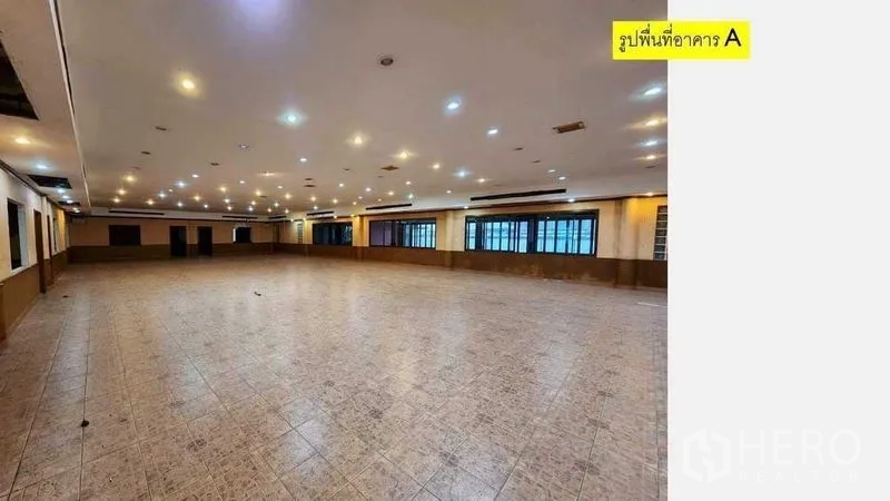 Retail Space for rent in Yan Nawa, Bangkok - Large banquet-style hall with bright downlights and wide tiled flooring.
