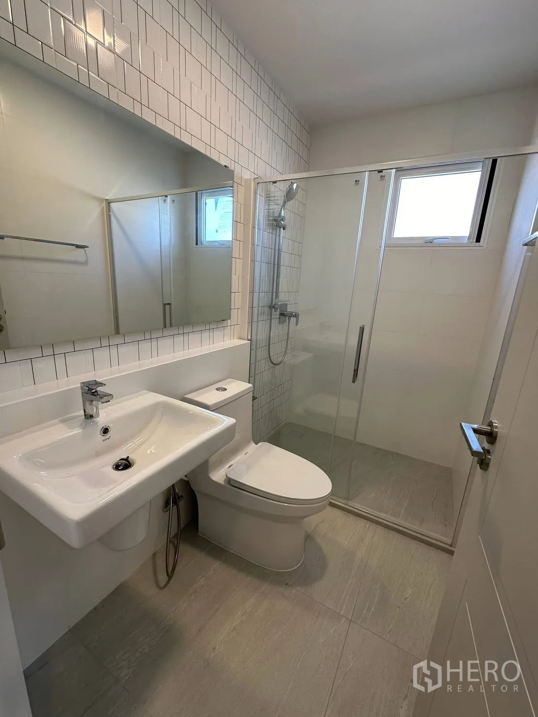 独栋房屋 for rent in Bang Phli, Samut Prakan - 现代卫浴，玻璃淋浴间、洗手台与坐便。