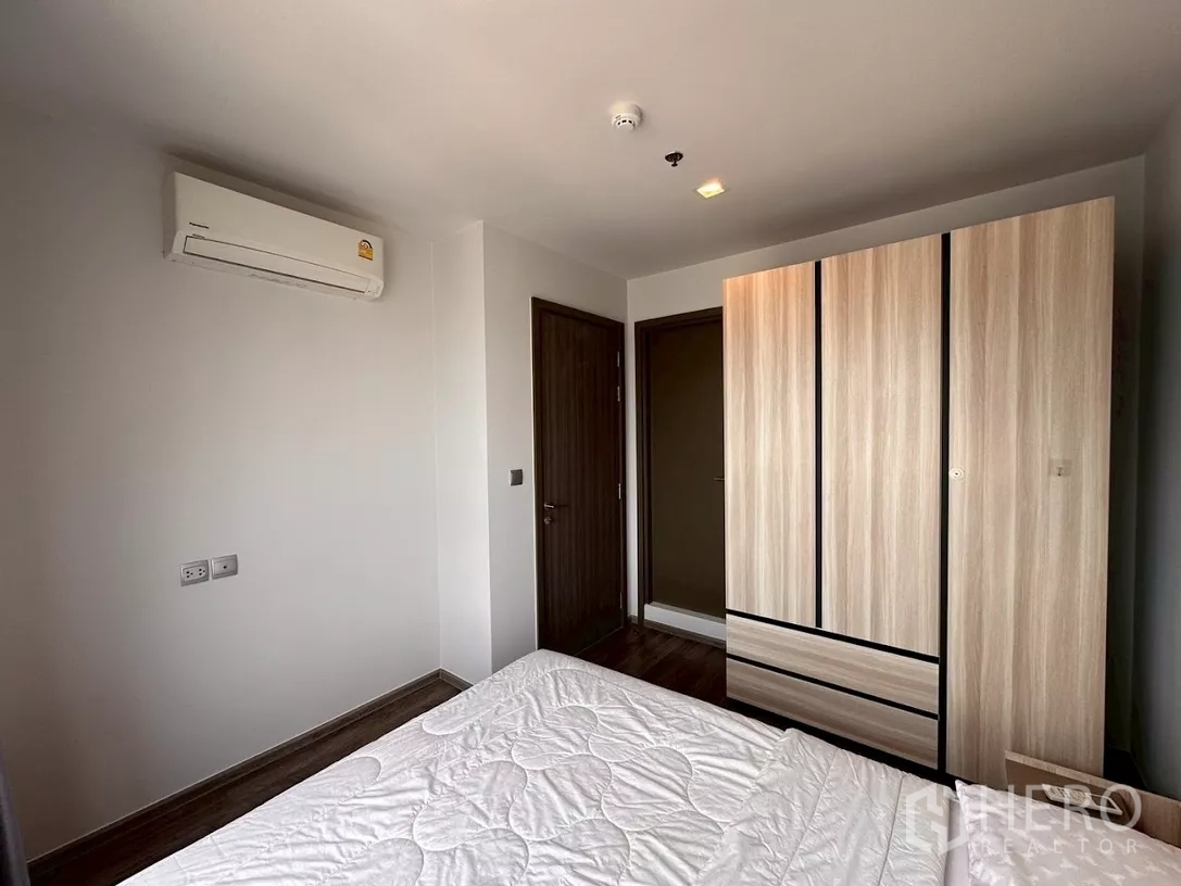 公寓 出租在Chatuchak, Bangkok - 卧室内空调、房门与通顶衣柜一览。