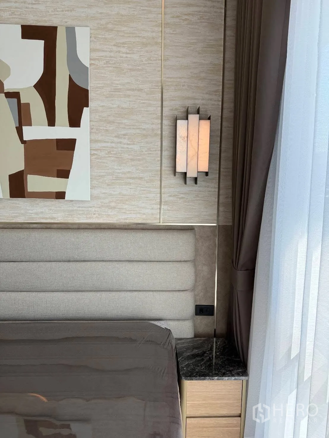 独栋房屋 for rent in Bang Phli, Samut Prakan - 床侧壁灯与窗帘的近景。