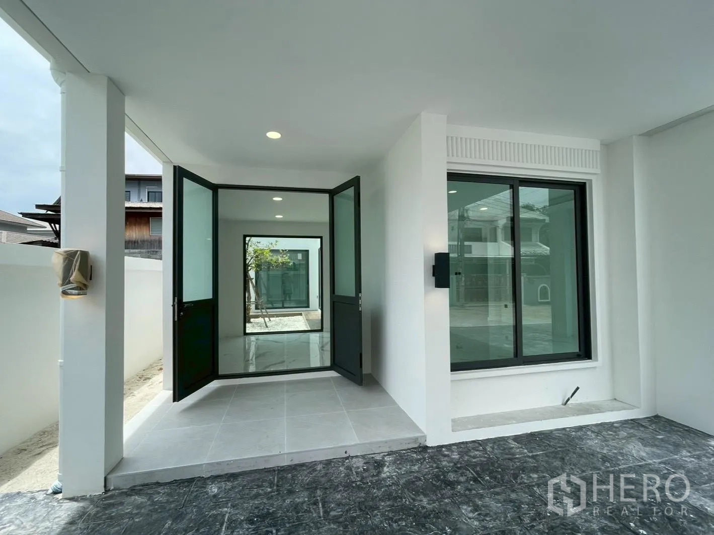 บ้านเดี่ยว for sale in Chatuchak, Bangkok - ที่จอดรถมีหลังคาและทางรถเข้าปูพื้นข้างตัวบ้าน