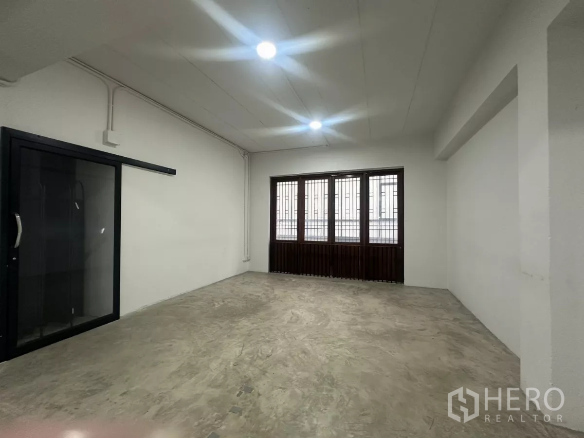 带办公室的家 出租在Pathum Wan, Bangkok - 宽敞工作室，水泥地，带栏杆窗与黑框推拉玻璃门。
