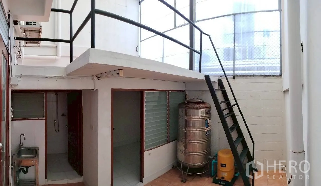 家庭办公室 for rent in Watthana, Bangkok - 实用区带夹层平台、金属楼梯、不锈钢水箱、洗槽和窗户。