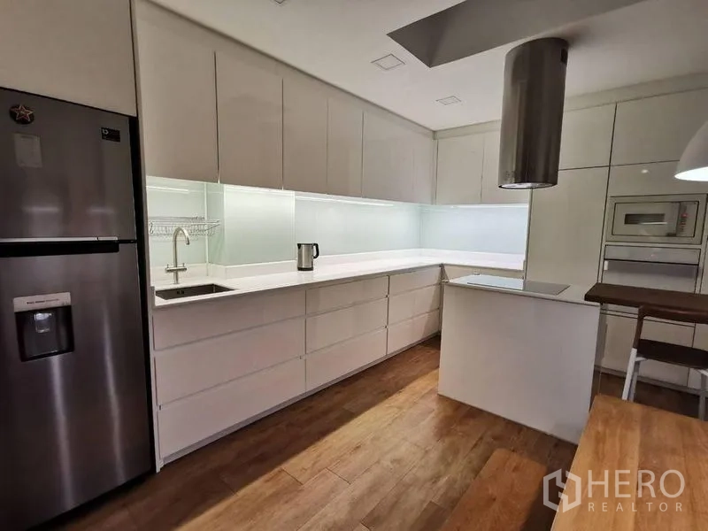 Townhouse for rent or sale in Yan Nawa, Bangkok - Secure townhouse entrance with tall wooden gate and concrete posts.
