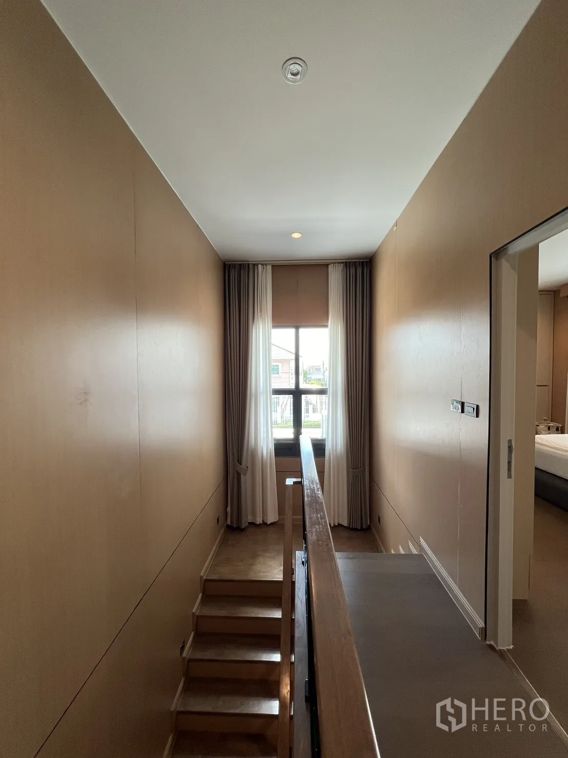 独立式住宅 出租或出售在Mueang Pathum Thani, Pathum Thani - 楼梯间有窗户采光充沛。