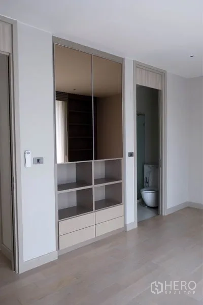 独立式住宅 出租在Watthana, Bangkok - 卧室更衣区，镜面衣柜并可进入套间卫生间。