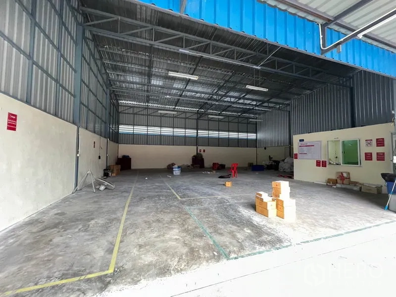货栈 出租在Khlong Luang, Pathum Thani - 带蓝色雨棚的装卸与存储区，地面标线清晰