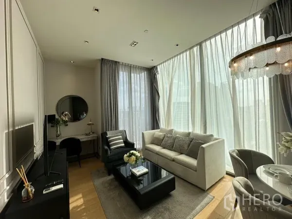 公寓 出租在Pathum Wan, Bangkok - 开放式客厅，落地窗与薄纱窗帘，沙发区采光充足。