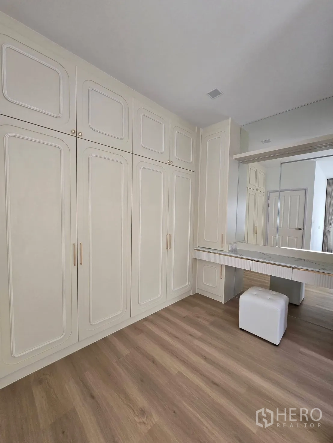 Semi-detached House for rent in Mueang Samut Prakan, Samut Prakan - Walk-in wardrobe area with full-height cabinets and mirrored vanity.