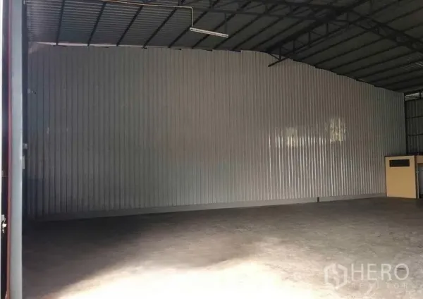 คลังสินค้า ให้เช่าในBang Kapi, Bangkok - ภายในโกดัง หลังคาโครงเหล็กสูง ผนังเมทัลชีท และพื้นคอนกรีตเรียบ