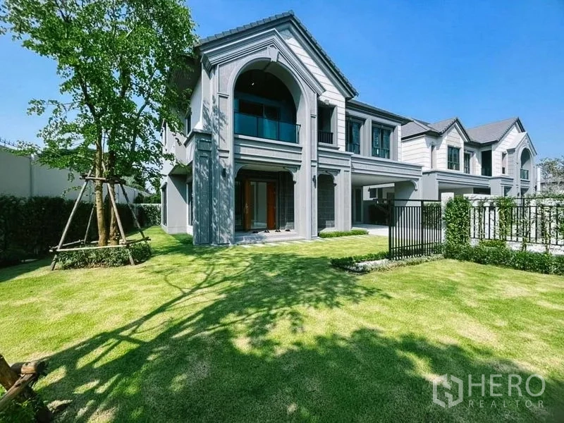 บ้าน ขายในMueang Nonthaburi, Nonthaburi - บ้านเดี่ยว 2 ชั้นพร้อมระเบียงซุ้มโค้งและสนามหญ้าขนาดใหญ่