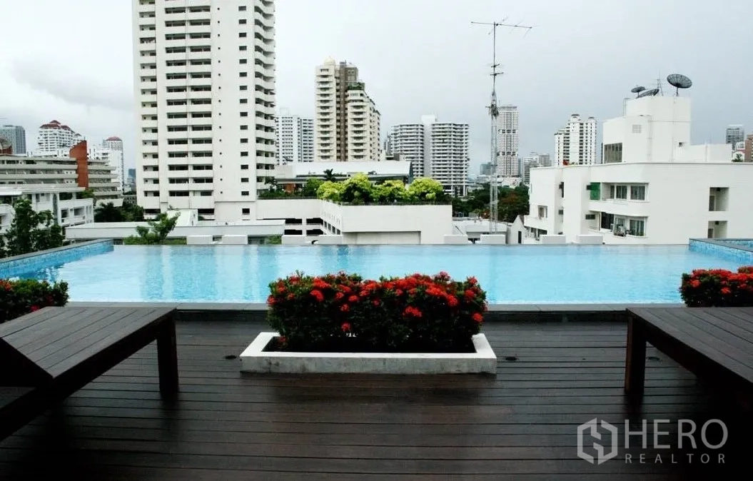 คอนโด ให้เช่าหรือขายในWatthana, Bangkok - สระว่ายน้ำดาดฟ้าวิวสกายไลน์กรุงเทพฯ พร้อมเตียงอาบแดดที่คอนโดทองหล่อ