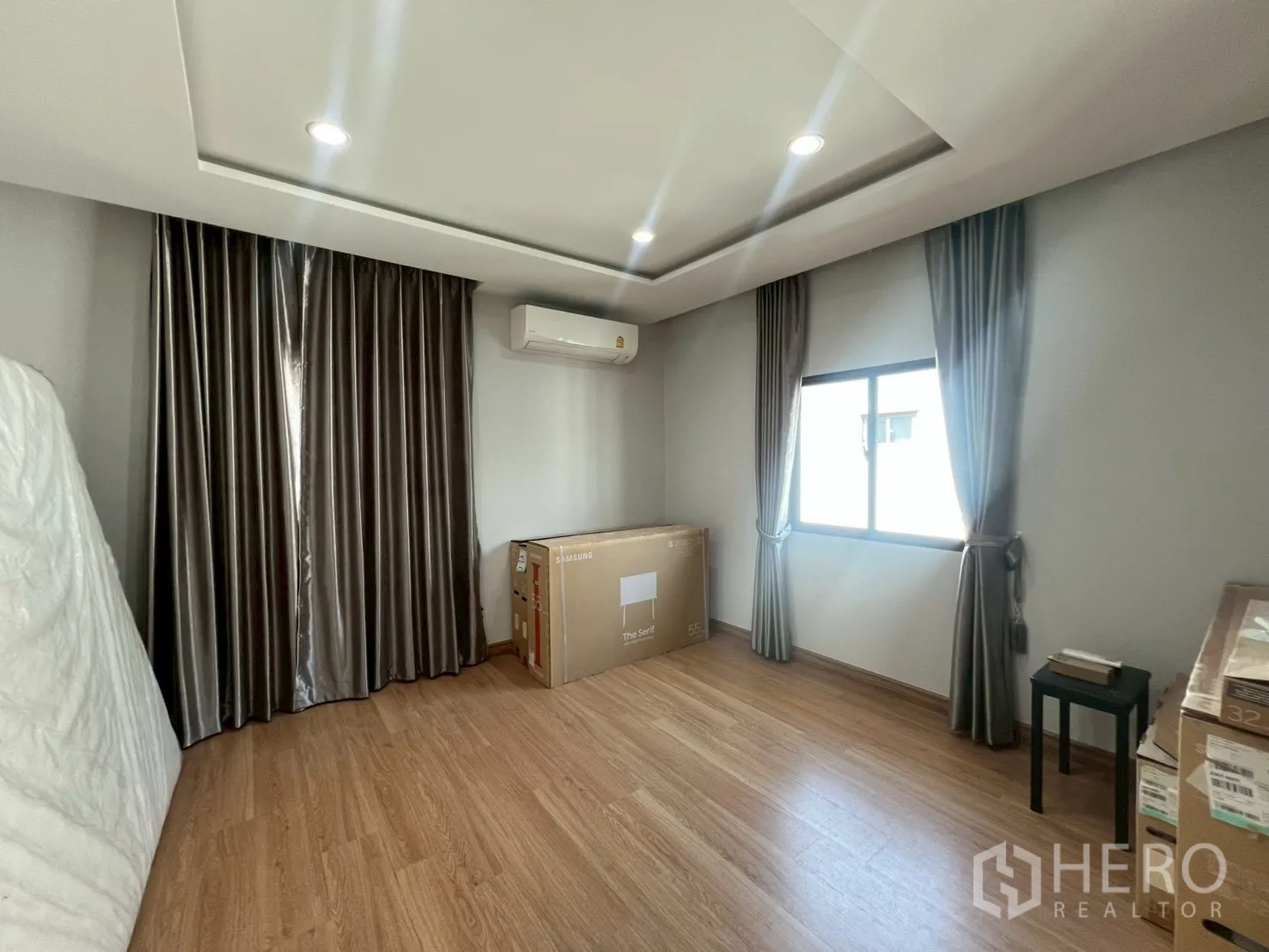 独立式住宅 出租或出售在Bang Phli, Samut Prakan - 明亮的多功能房，木地板、筒灯与窗户。