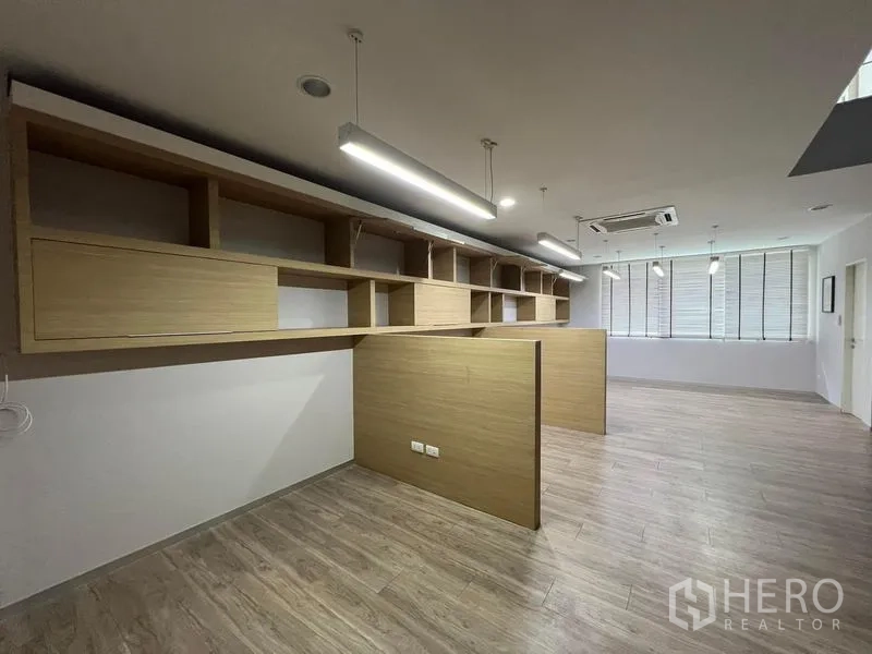 带办公室的家 出租在Bueng Kum, Bangkok - 办公区，内置木质书架、分隔工位与LED灯带。