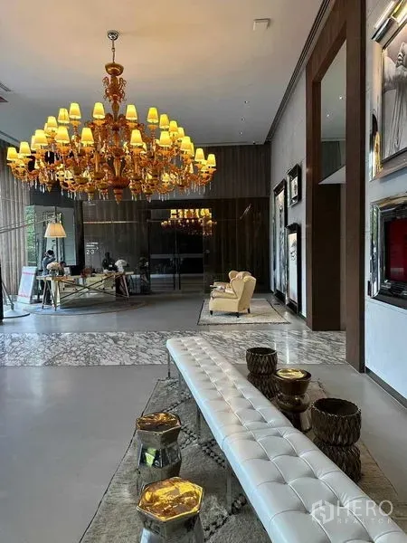คอนโด ให้เช่าในWatthana, Bangkok - มุมมองล็อบบี้สวยพร้อมม้านั่งบุนวมสีขาว โคมระย้า และกระจกสูงจรดเพดาน