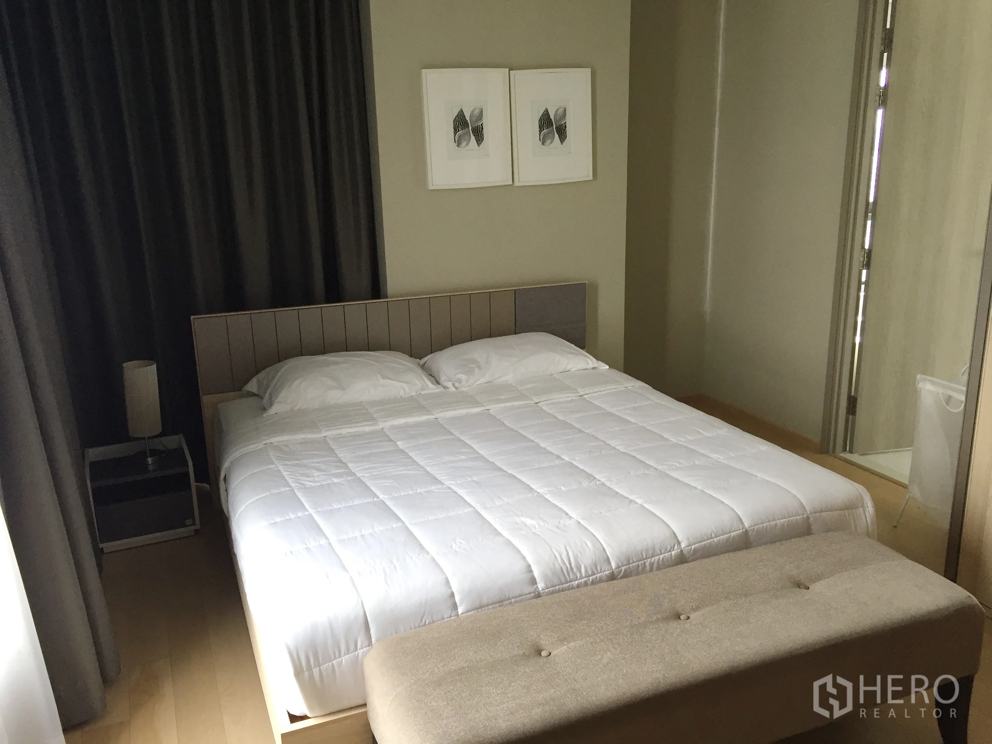 公寓 出租在Watthana, Bangkok - 主卧配大床与床尾凳，遮光窗帘。