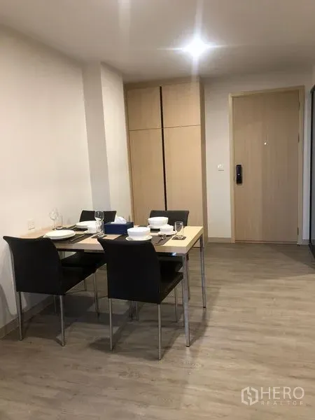 公寓 出租或出售在Yan Nawa, Bangkok - 入户走廊，设餐桌与高柜，木纹地板。