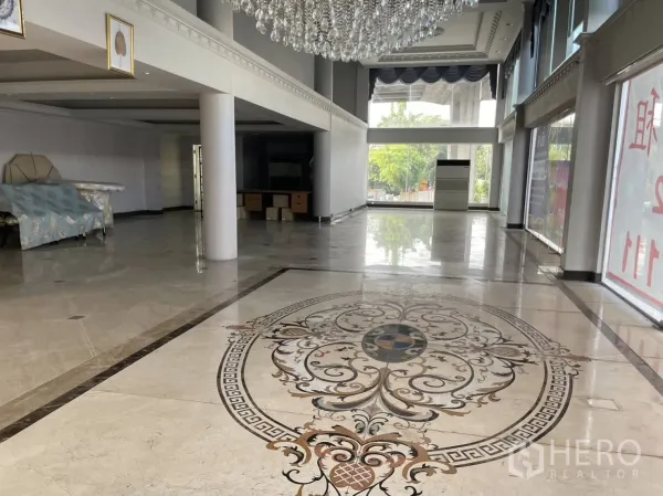 带办公室的家 出租或出售在Huai Khwang, Bangkok - 挑高双层展示大厅，水晶吊灯与大理石拼花地面，落地玻璃采光