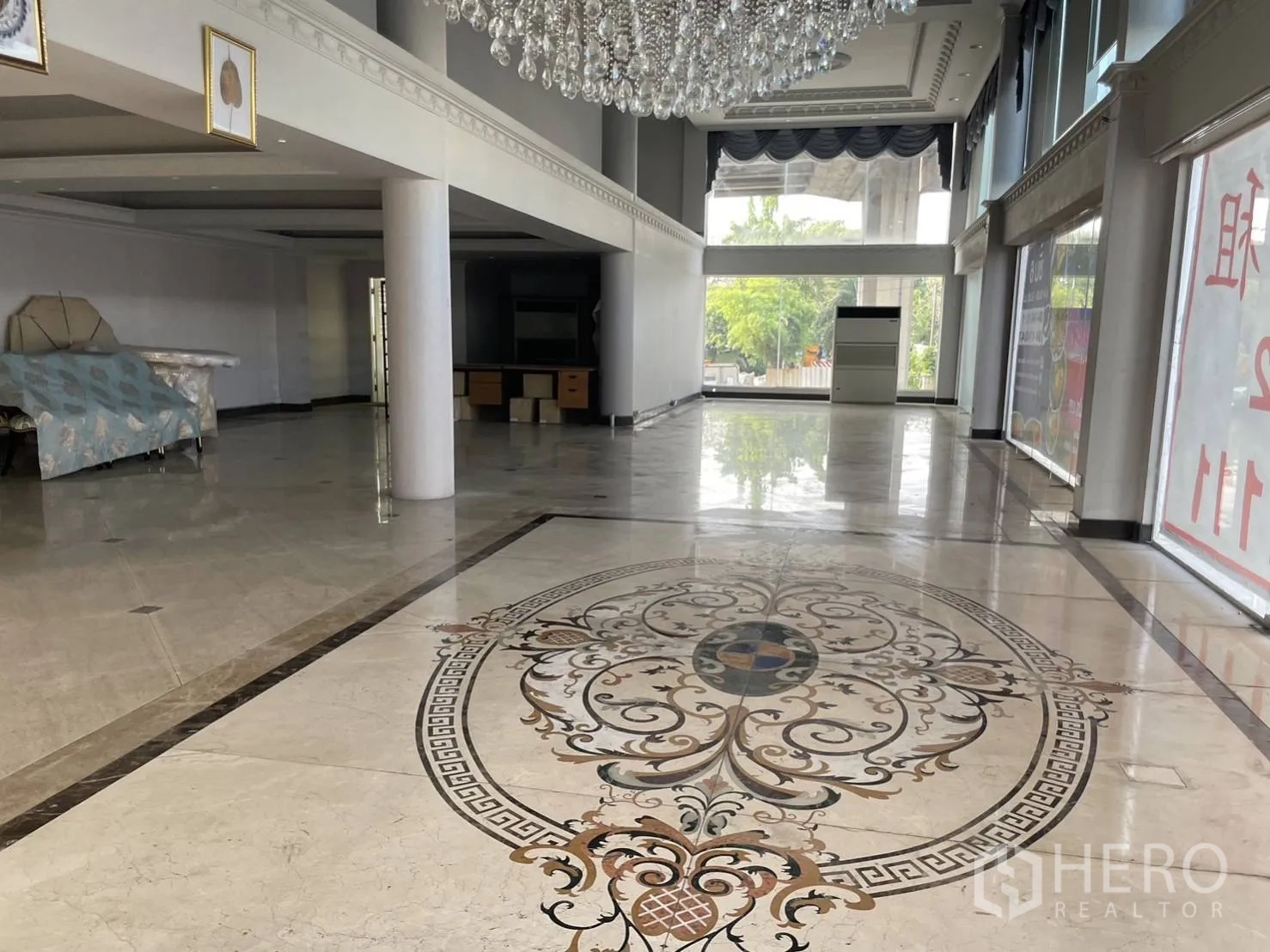 带办公室的家 出租或出售在Huai Khwang, Bangkok - 挑高双层展示大厅，水晶吊灯与大理石拼花地面，落地玻璃采光
