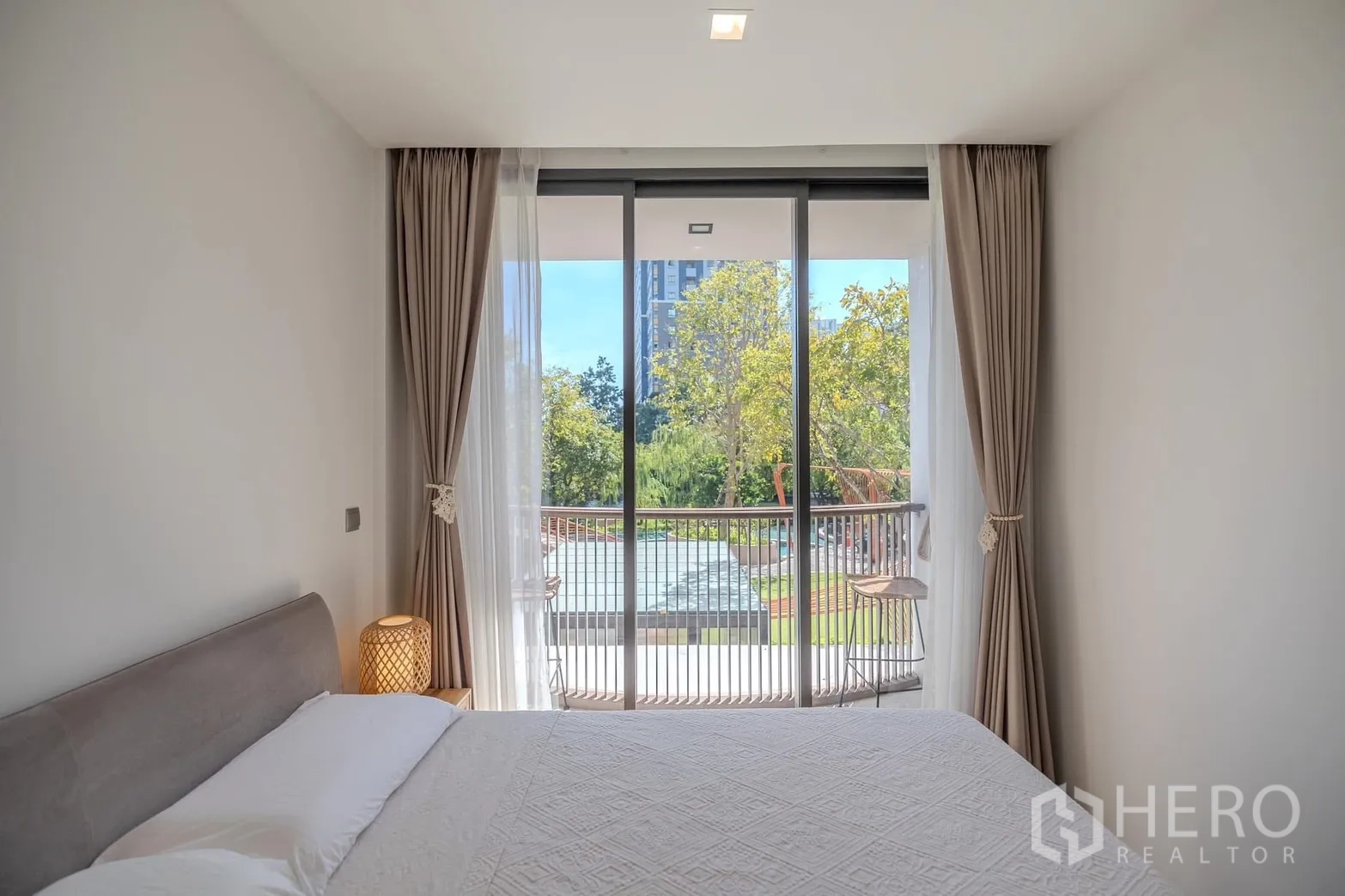 คอนโด for rent in Watthana, Bangkok - ปลายเตียงหันสู่ประตูกระจกบานเลื่อน เปิดรับวิวสวนจากระเบียง