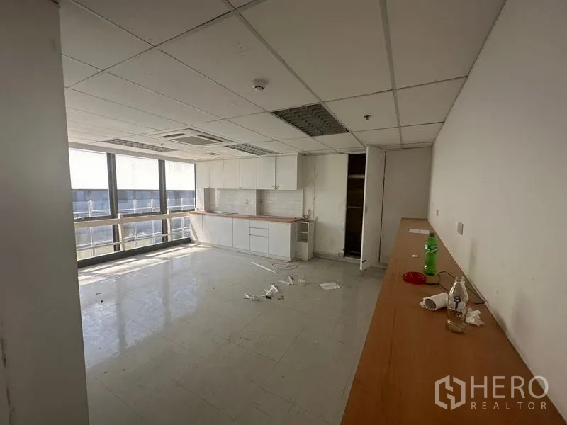 办公空间 出租在Khlong Toei, Bangkok - 茶水间配白色橱柜、长工作台与宽幅窗户。
