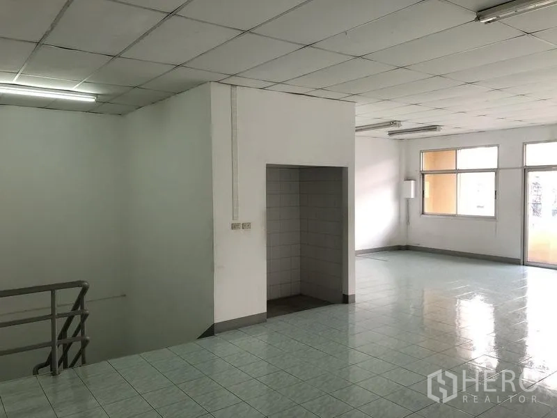 工厂 出租在Pathum Thani - 开放式办公室楼层，带楼梯出入口与临阳台窗户。
