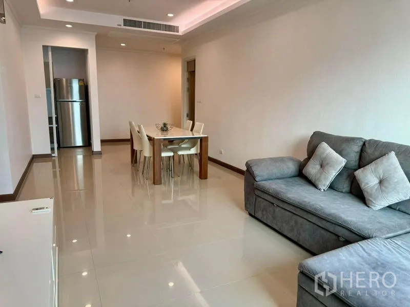 公寓 出售在Ratchathewi, Bangkok - 宽敞客厅，转角沙发与餐桌组合。
