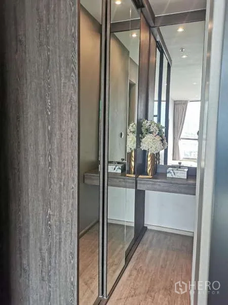 公寓 出租或出售在Watthana, Bangkok - 走廊内置镜面衣柜与梳妆台